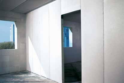 Väggarna kan därför resas när det passar bäst i byggprocessen, från innan fönstren är monterade och innan slitskiktet på golv är