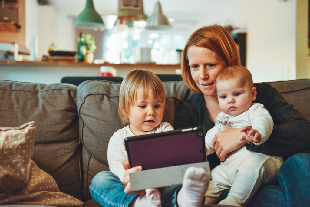 12 SVAR3 81 Hur mycket tid spenderar vi på olika medieslag en genomsnittlig dag? 80 Hur mycket tid spenderar vi f ramför linjär TV, enligt NORDICOMs Mediebarometern 2015? 78 80!