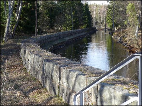 Marks kommun inrymmer tubens intagslucka en nitad välvd stållucka med dess manövreringsanordning. Intaget har ett maskinrensat galler upptill plåtklätt för att underlätta rengöring.