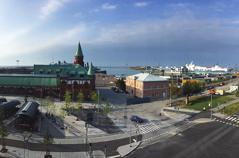 Välkommen till Trelleborg! Panoramautsikt över Centralstationen och Trelleborgs hamn. Trelleborg är en av Skånes äldsta städer med anor långt tillbaka i tiden.