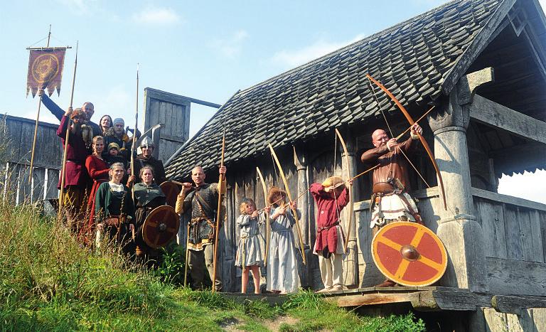 Vilka vikingar! Vikingar på Trelleborgen. Hur levde vikingarna? Vad åt de och hur såg sängarna ut? Och vilka kläder hade de?
