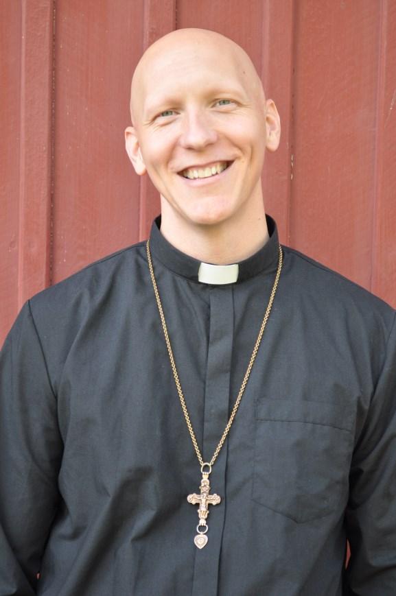 Så är det med oss här i bygden. Vi behöver varandra! Kyrkan och församlingen är ju inte bara en institution eller ett omänskligt maskineri. Tvärtom!