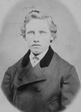 II:1 ff Lars Tollesson. Styrman. Född 1815-07-26 norra Tyft Bullaren 7). Död 1880-06-29 Gissleröd 8). Far: III:1 Tolle Larsson. Mor: III:2 Lovisa Ulrika Berggren. Lars Tollesson blev 64 år.