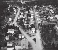 Flygfoto 1953 Storgatan/Volgsjövägen. Till höger skymtar Volgsjöskolan och ovanför den kyrkstaden. Nästan mitt i bilden Stenmans Konditori.
