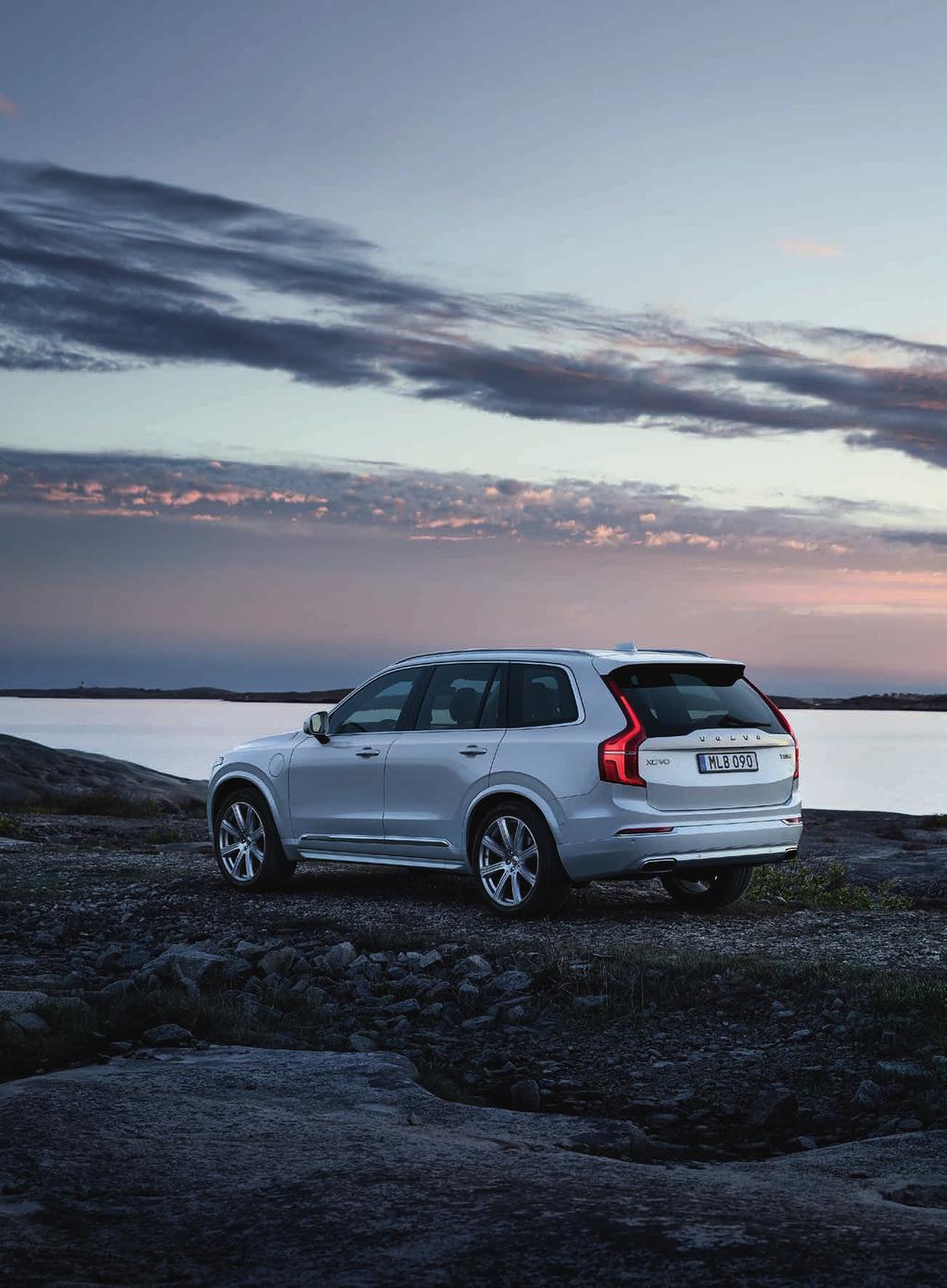 Vår mest exklusiva bil Volvo XC90 är en fullvuxen SUV där du och dina passagerare åker rymligt och självklart med allra högsta säkerhet.