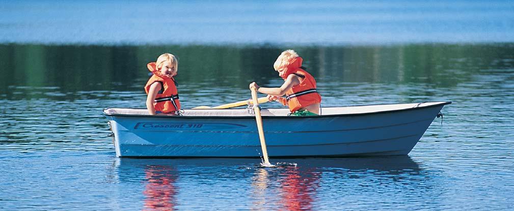 Det praktiska handtaget i fören gör det lätt att dra upp båten på stranden.