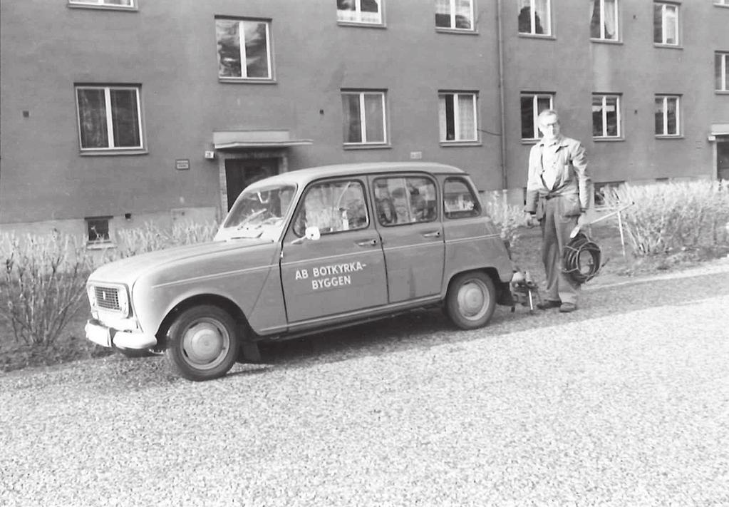 1976-1984 - Botkyrkabyggen hamnar i ekonomisk kris och hotas av konkurs på grund av bland annat outhyrda lägenheter.