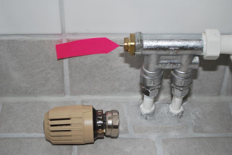 Se fotografi nedan För att montera bort den gamla termostaten, använder man en skiftnyckel eller polygrip och skruvar bort