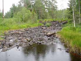 Det finns två sjöutlopp, ett från Norra Hörken i början av Hörksälven och ett från Kumlan i början av biflödet. Där vattendraget mynnar ut i Björken finns ett sjöinlopp.