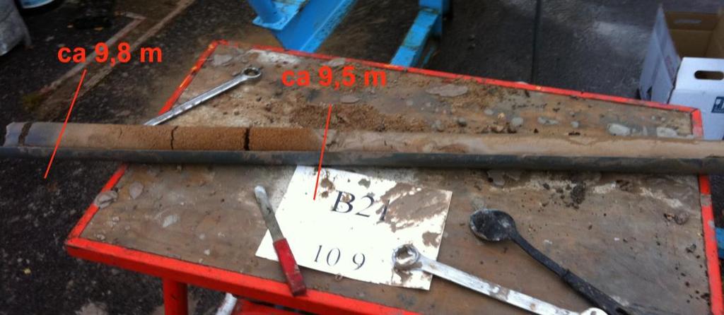 Orsaken till ansamlingen av PCE i denna nivå kan vara att det finns ett mera permeabelt skikt där. I Figur 20 framgår ett permeabelt skikt i B21, dock på något större djup, ca 9,5 9,8 m djup.