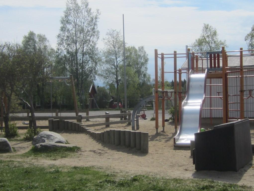 Skolan har en jätte rolig skolgård. Skolans klätterställning t.