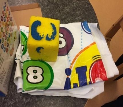 1-2-2-4- Det finns tre stycken stoppade djur på två förskolor.