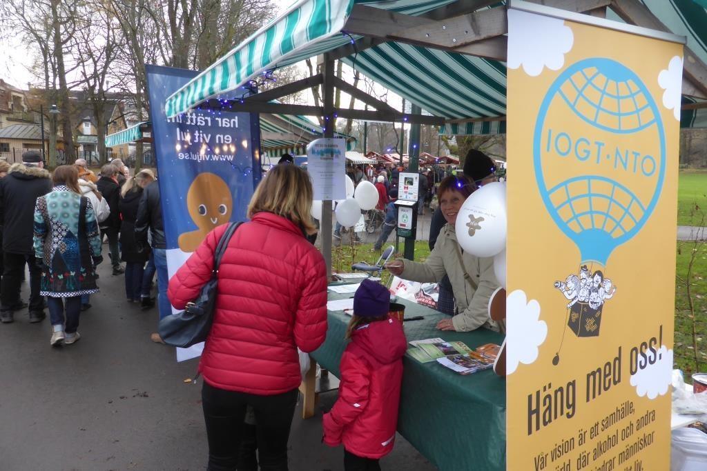 Rapport Lördagen 22 november deltog vi på julmarknaden i Trädgårdsföreningen med vår kampanj Vit Jul.