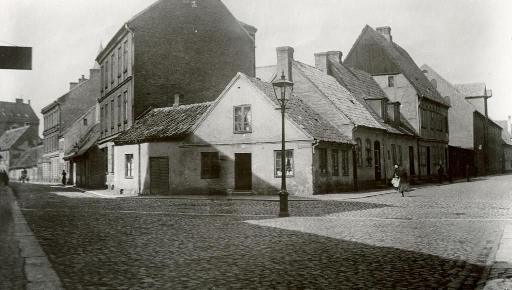carpenter, he may quickly have received work in the building industry, as for example at the big shipyard Kockum Still at that time there were produced a large amount of wooden ships in Malmö gatan 9