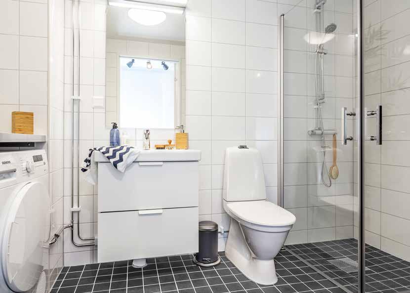 Alla lägenheter har kombimaskin eller tvättmaskin och torktumlare i badrummet. Inredning som kommod och tvättställ kommer från IKEA.
