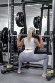 Sumo Squats: Stå brett isär med fötterna, rikta dina tår snett utåt.