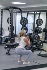 Goblet squat: Stå höftbrett isär, pressa dina knän utåt och håll en rak rygg.