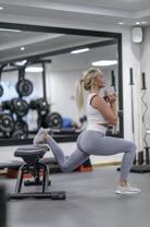 Bulgarian split squats: Placera din bakre fot på en
