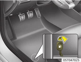 TANKLUCKA Öppna tankluckan Tanklocket måste öppnas ifrån insidan av fordonet genom att dra i tanklocksöppnaren som finns på golvet fram, vid förarsätet.