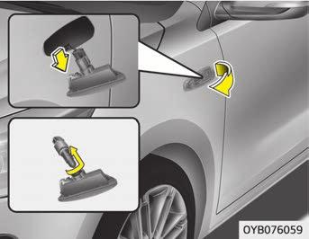 Byta lampa i sidoblinkers (LEDtyp) Byta lampa i sidoblinkers (glödlampstyp) 8. Montera lamphuset på bilen igen.