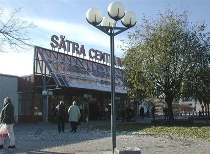 I Sätra finns idag en större ICA Kvantum butik, butiker och servicefunktioner samlade kring centrum.