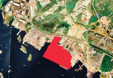 Intermodala godsterminaler Nedan har terminalområdena markerats för Älvsborgs Ro/Ro terminal och Skandiahamnen. Figur 6-2: Älvsborgs Ro/Ro terminal (t.v.) och Skandiahamnen (t.h.) (Kartbild: Göteborgs Hamn AB, bearbetad av författaren).