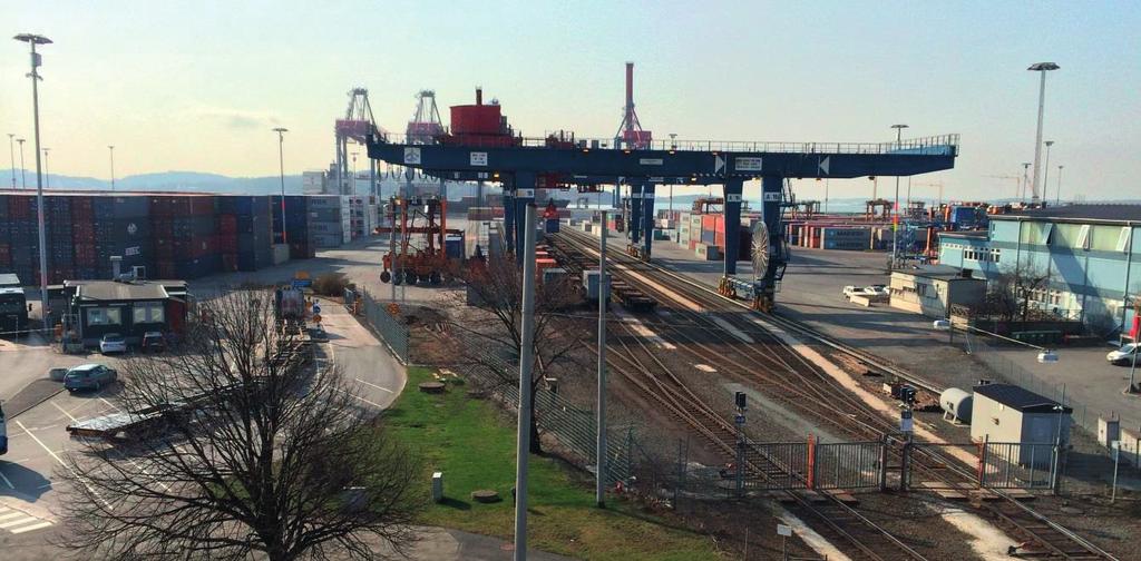 Intermodala godsterminaler 6.1.2.2 Terminaldrift Truckförarna i hamnen arbetar olika beroende på om de hanterar fartyg, tåg eller lastbilar.