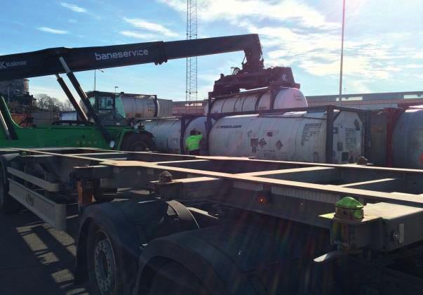 En jämförelsestudie ur ett användarperspektiv 6.2.2 Terminaldrift På kombiterminalen hanteras både containrar, växelflak och semitrailrar med hjälp av två reachstackers och en dragtruck.