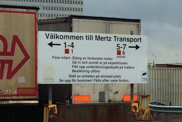 Utfarten från terminalen går direkt ut på den hårt trafikerade Västkustvägen.