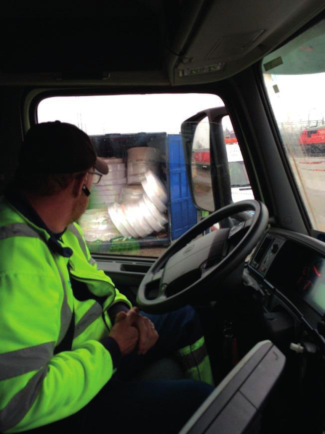 Intermodala godsterminaler Figur 6-50: Dålig lastat gods innebär merarbete för terminalpersonalen och enheten riskerar att missa tåget. Truckar och lastbilar delar på samma yta inom terminalen.