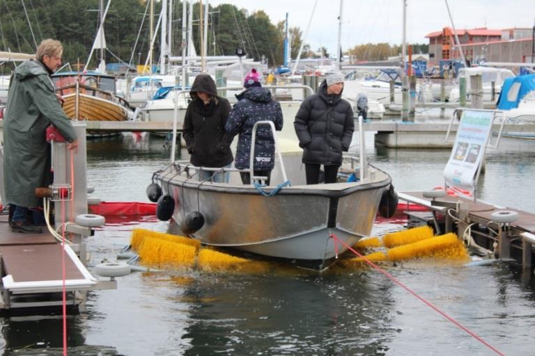 Borsttvätt är främst till för båtar som är helt fria från biocidfärg. Tvättas båten när organismerna nyligen satt sig, mellan 2-3 gånger per säsong, behöver man inte bottenmåla båten.