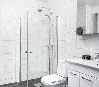 läckageskydd - Inbyggnadshäll - Inbyggnadsugn - Inbyggd micro - Fläktkåpa: rostfritt stål - Bänkskiva i svart granit (skarvning av bänkskivor kan förekomma) WC/badrum G Klinker V Kakel T Vitmålat Ö