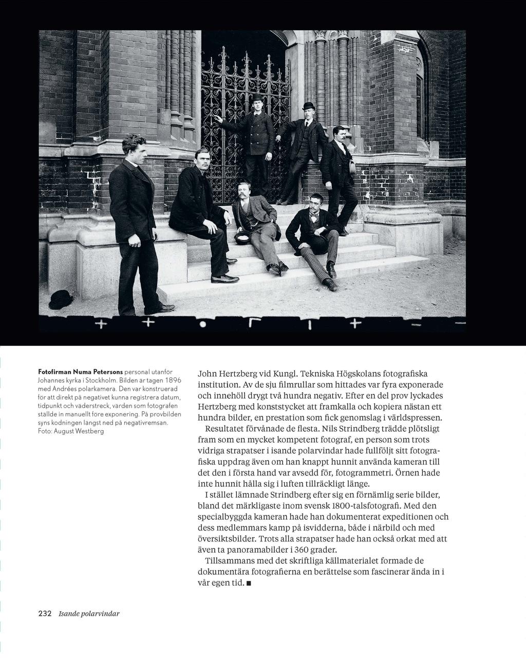 Fotofirman Numa Petersons personal utanför Johannes kyrka i Stockholm. Bilden är tagen 1896 med Andrees polarkamera.