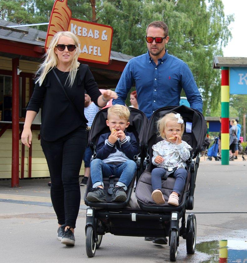 Sandlådelek går alltid hem. Full fart på Sommarland med mamma Emma och pappa Andreas, som ses här med barnen Wilton och Isabelle. Elbilarna är populära bland de mindre besökarna.