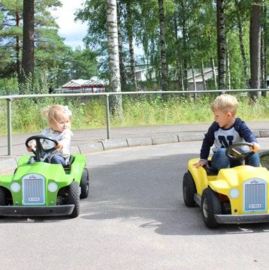 Det finns både bra badmiljö, brett utbud i leklandet och åkattraktioner. Wiltons favorit, som så många andra mindre barns, är att åka lastbil.