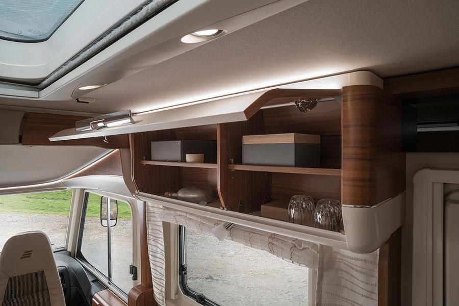 Takskåpen över soffgruppen i Hymermobil B-klass DynamicLine har enormt