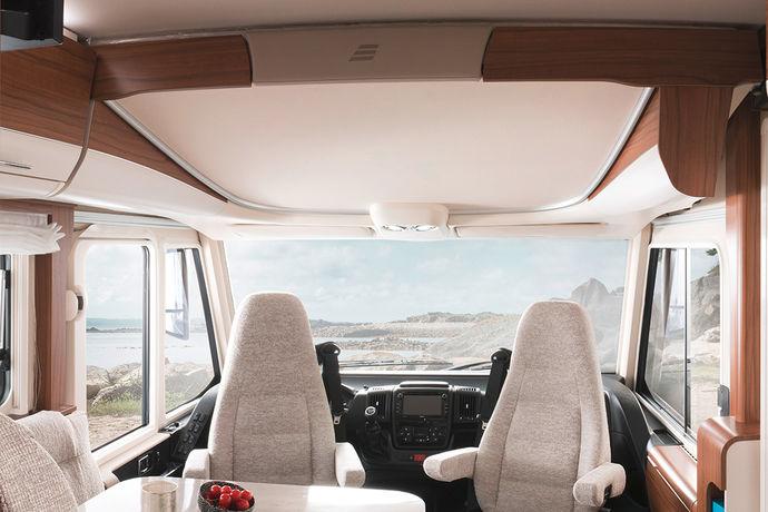 För att alla i familjen eller spontana besökare skall kunna sova lugnt, har Hymermobil B-klass DynamicLine en gemytlig uppfällbar