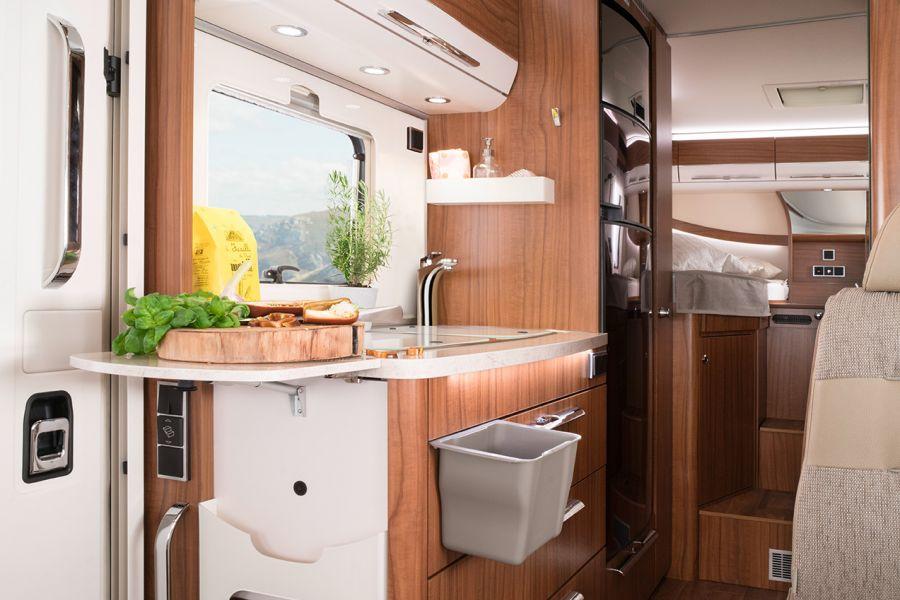 Köket i Hymermobil B-klass DynamicLine 588 har som standard elegant bänkbelysning med LED och har en