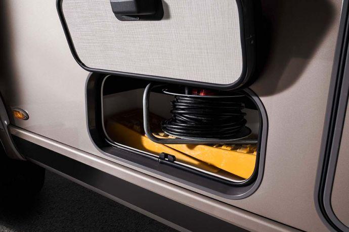 Quickstarter-facket (bilden här på Hymermobil B-klass DynamicLine 588) befinner sig bredvid