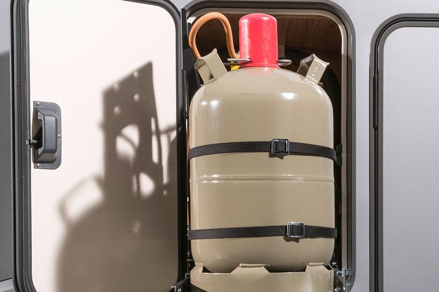 Gasolbox I gasolboxen på HYMER DuoMobil B-DL 534 finns det plats för två stora