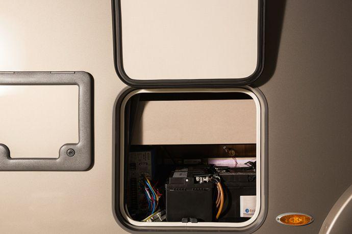Bodelsbatteriet i dubbelgolvet på HYMER DuoMobil B-DL 534 är lätt att