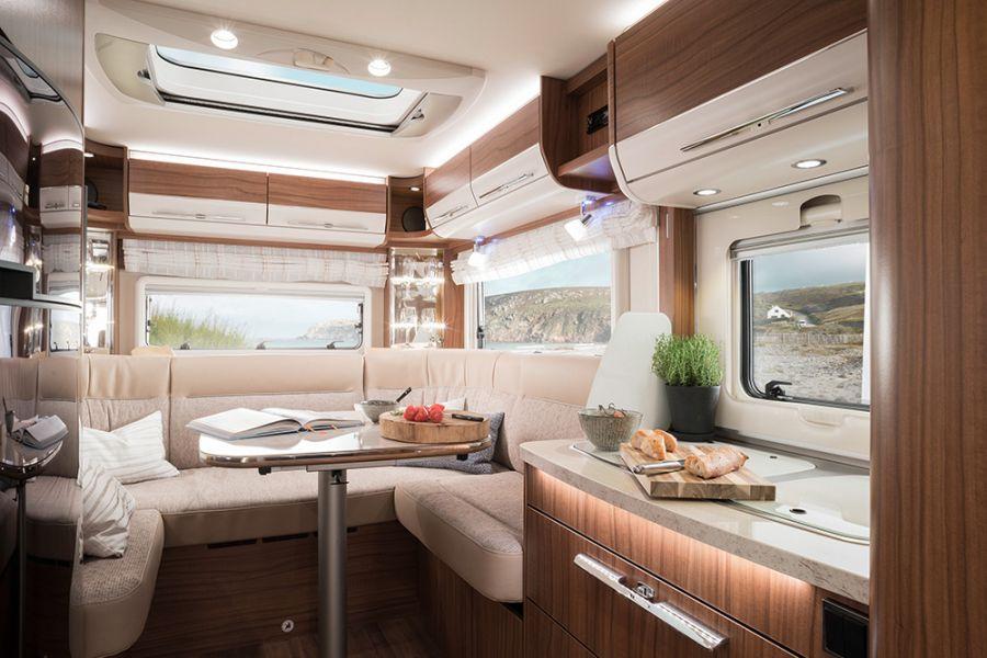 Gott om ljus och utrymme HYMER panoramataklucka på 80 x 50 cm med