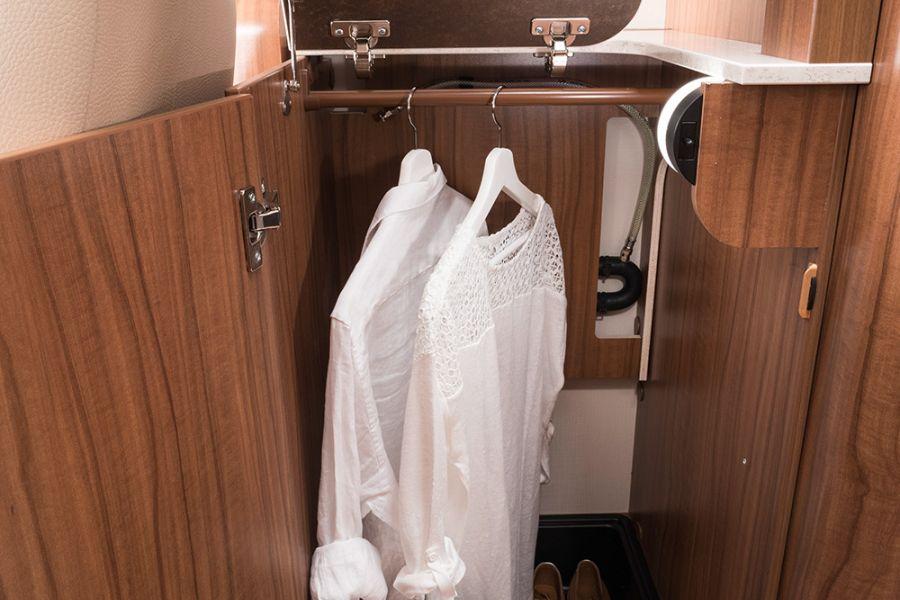 Bakom passagerarsätet i HYMER DuoMobil B-DL 534 finns