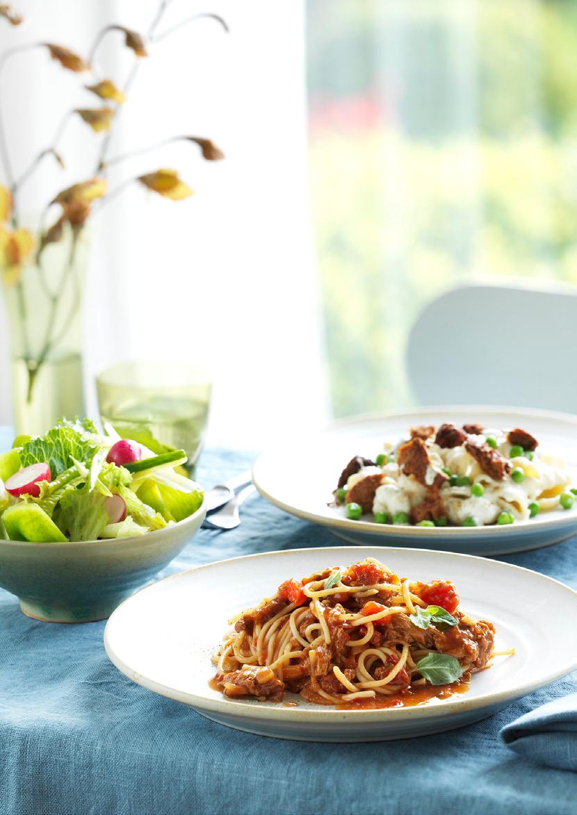 PASTA MED PULLED VEGO SÅS Hotell 8 g Vitlök, pressad 150 g Färska champinjoner, skivade 150 g Gul lök, finhackad 100 g Paprika, finhackad 50 g Rapsolja 120 g Felix