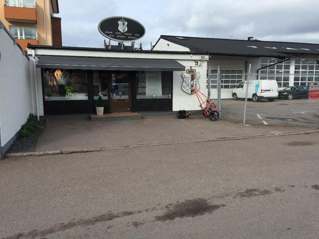 - 161049 2016-04-06 Foto 1. Den västra delen av undersökningsområdet. Anomalier påträffades till höger om entrén på ca 1,6 meters djup.