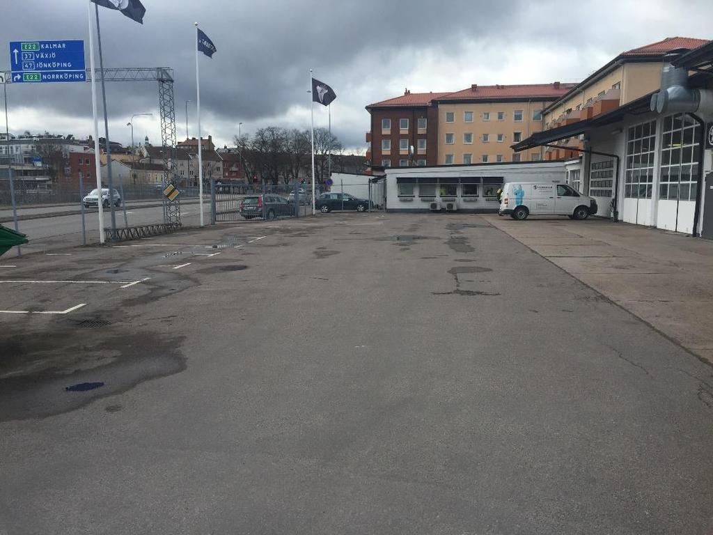 På den södra delen syns stängsel, flaggstänger och en metallställning och i norr syns den armerade betongplattan som delvis har