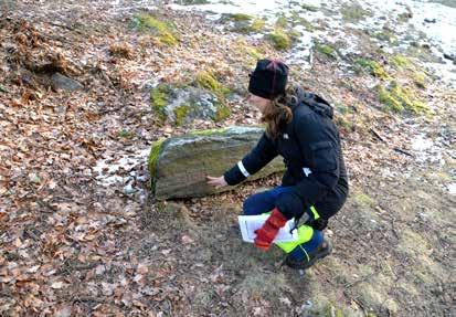 Ingeborg Svensson läser runorna på Sundby 41:1.