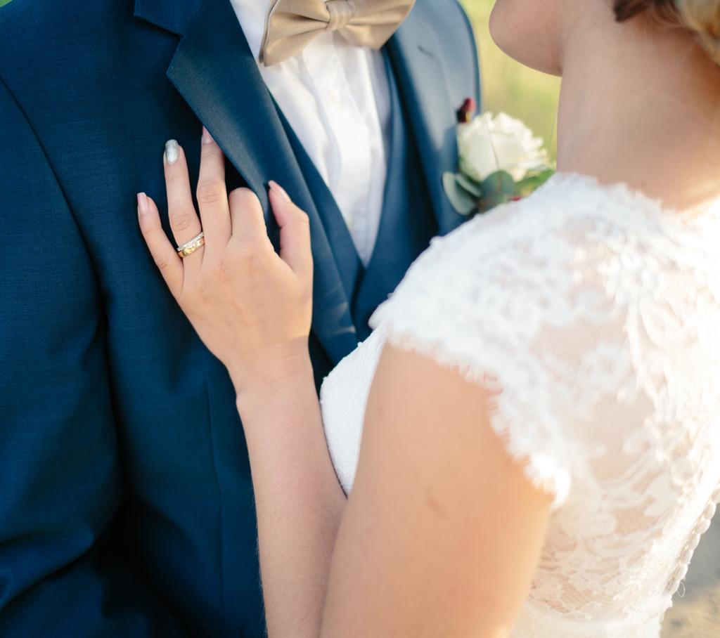 i mina PAKET I alla mina bröllopsfotograferingar ingår alla bilderna från dagen högupplösta. Hur många bilder det blir, beror ju så klart på hur länge ni vill ha med mig.