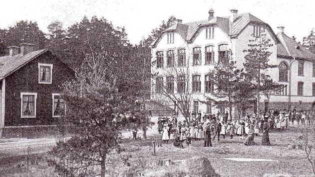 sid 3 (6) Till vänster den ursprungliga folkskolebyggnaden med ett klassrum från 1882 som revs först 1966 för att ge plats åt D-huset.