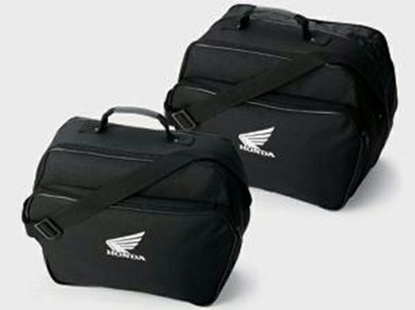 Topbox innerväska Svart nylon väska med axelband och bärhandtag. Expanderar från 15L-25L, Honda "Logo" på fickan fram till. Artikel nr.